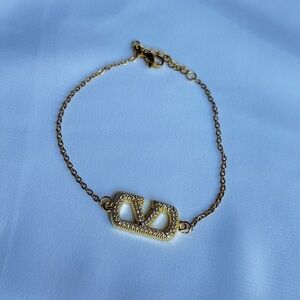 Elegant Gold V Bracelet
